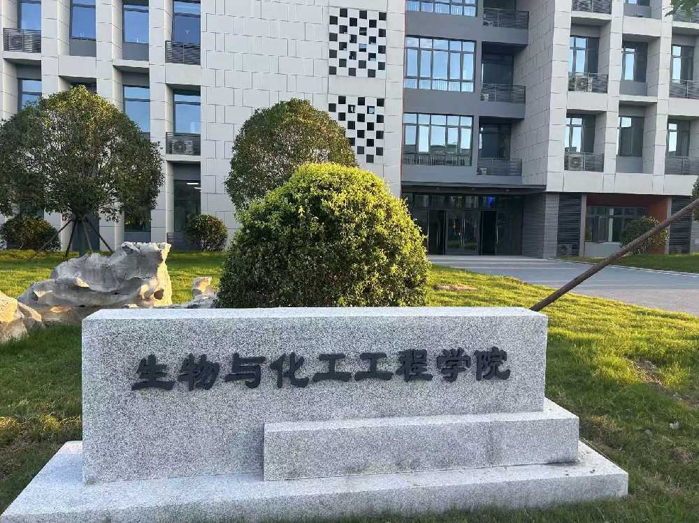 莱山区扬州职业大学体育场高杆灯项目